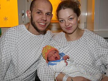 Über die Geburt ihres ersten Kindes Marcelina freuen sich die Eltern Artur und Katarzyna Szpakowska riesig. Foto: Wolfgang Desombre