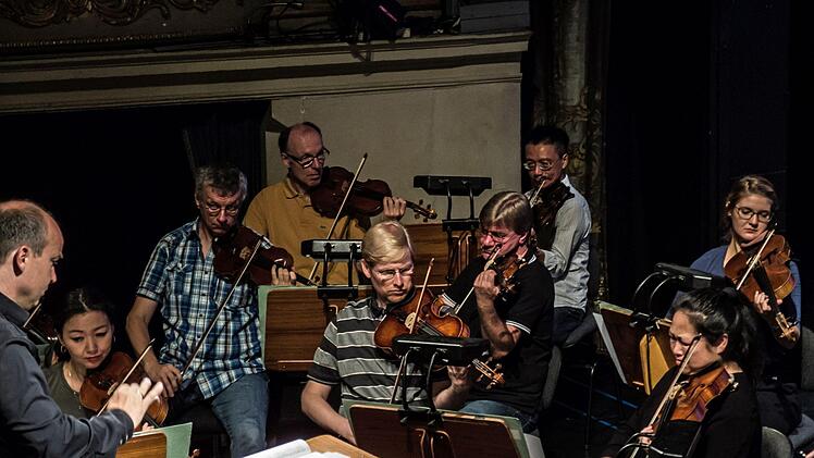 Roland Kluttig dirigierte Mendelssohns 3. Sinfonie beim Concertino im Landestheater.Foto: Jochen Berger