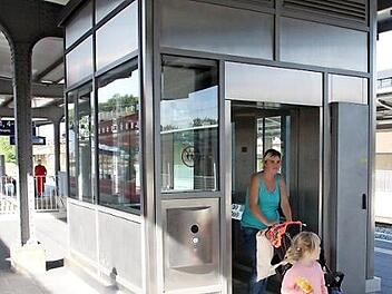 Chantal Steiner und ihre Kinder sind froh, dass der Aufzug zum Bahnsteig 2-3 nun endlich funktioniert. Foto: CT-Archiv/Simone Bastian