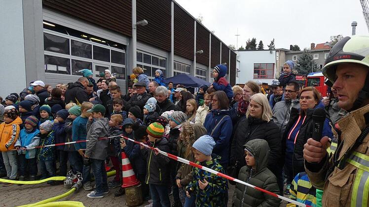 Gro&szlig;er Andrang herrschte auch bei den Vorf&uuml;hrungen der Feuerwehr.