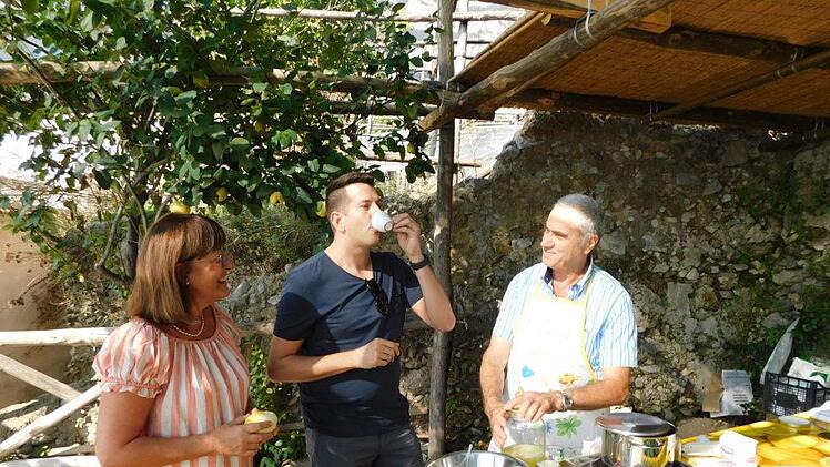 Der neue Dirigent Andreas Friesner probiert den handgemachten  Limoncello.