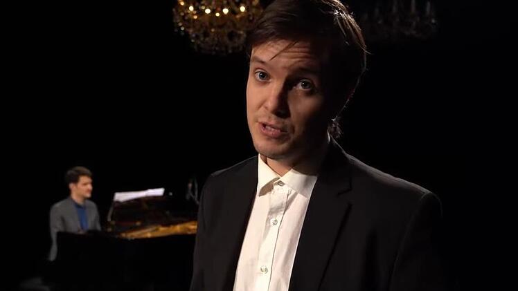Kora Pavelic und Benjamin Hübner gestalten die erste Folge von "Singbar!", am Flügen begleitet von Nathan  Harris.Screenshot: Landestheater Coburg/Sylvain Guillot