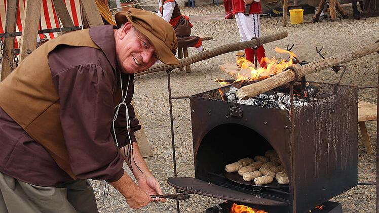 Brötchen backen wie im Mittelalter. Dieser Ofen macht es möglich. Foto: Dieter Britz