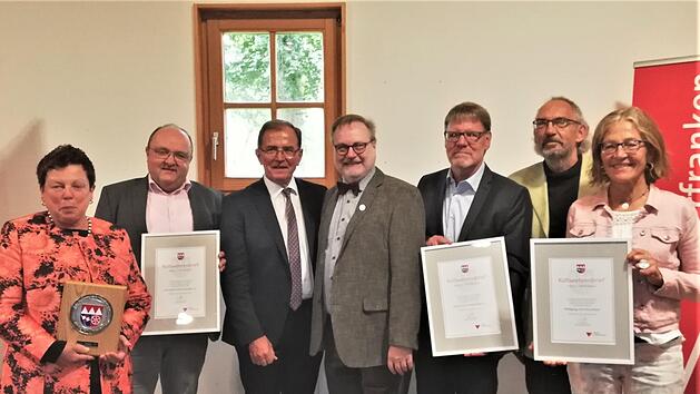 &Uuml;ber die Verleihung ihrer Kulturehrenbriefe freuten sich die Preistr&auml;ger (von links): Ilse Gebhardt-G&ouml;gercin und Alexander Schramml (Vorst&auml;nde der K&uuml;rnacher Kultur-Werkstatt) mit Bezirkstagspr&auml;sident Erwin Dotzel und Peter Kuhn (Karnevalist aus S...