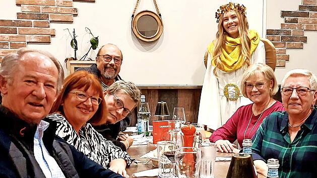 Weihnachtsengel Jule war &Uuml;berraschungsgast bei der vorweihnachtlichen Feier der Forchheimer.