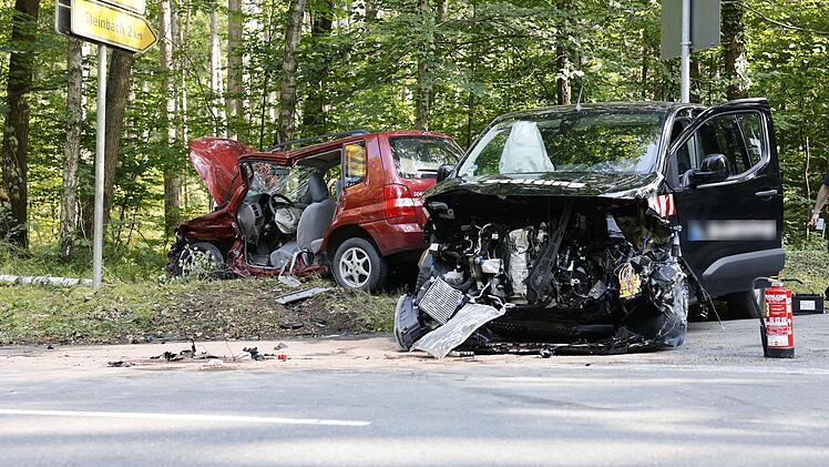Lebensgefährlich Verletzter nach Unfall im Kreis Fürth aus Auto befreit