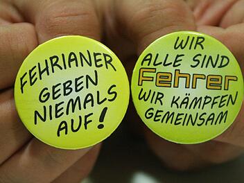 Diese Buttons können sich Unterstützer ans Revers heften. Foto: Sabine Paulus