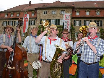 Die Rhöner Spreubläser sorgten mit Musik ohne elektrische Verstärkung für Stimmung beim Museumsfest an der Oberen Saline.  Fotos: Peter Rauch