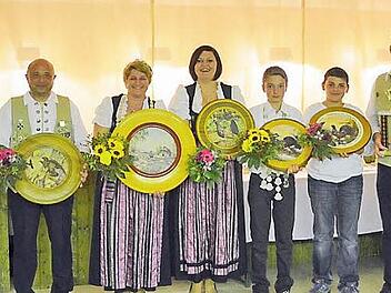 Schützenkönige 2012 (von links): Zweiter Bürgermeister Johannes Polenz, Schützenkönig Holger Nitschke, Vizekönig Wolfgang Proth, Königin Petra Uri, Vizekönigin und Erste Vorsitzende Melanie Ulrich, Jugendkönig Mathias Reiser, Vizejugendkönig Hans Wenzel, Vereinspokalgewinner Manfred Uri, Vereinsmeister Josef Bachinger und 3. Schützenmeister Markus Habersack