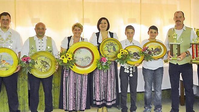 Schützenkönige 2012 (von links): Zweiter Bürgermeister Johannes Polenz, Schützenkönig Holger Nitschke, Vizekönig Wolfgang Proth, Königin Petra Uri, Vizekönigin und Erste Vorsitzende Melanie Ulrich, Jugendkönig Mathias Reiser, Vizejugendkönig Hans Wenzel, Vereinspokalgewinner Manfred Uri, Vereinsmeister Josef Bachinger und 3. Schützenmeister Markus Habersack