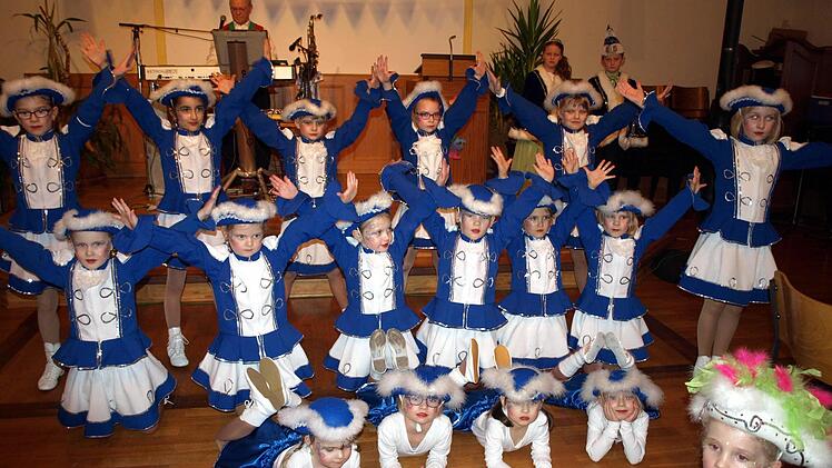 Die Minigarde zeigte ihr Können, im Vordergrund rechts Tanzmariechen Lena und im Hintergrund das Kinderprinzenpaar Selin I. und Max III.