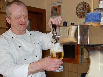 Gastwirt Bernd Vogler in seinem Gasthaus in Albertshausen  Foto: Sigismund von Dobschütz