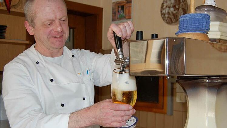 Gastwirt Bernd Vogler in seinem Gasthaus in Albertshausen  Foto: Sigismund von Dobschütz