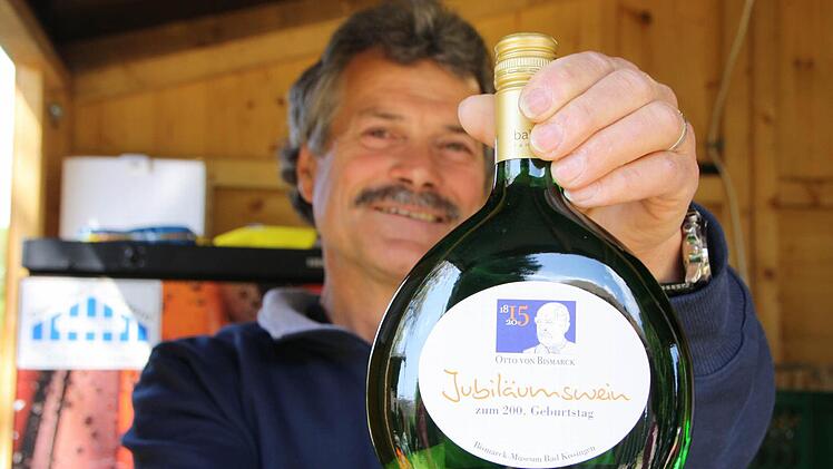 Egon Hartmann vom Stammtisch "Einer steht immer" schenkte den speziell abgefüllten Wein aus. Foto: Ralf Ruppert