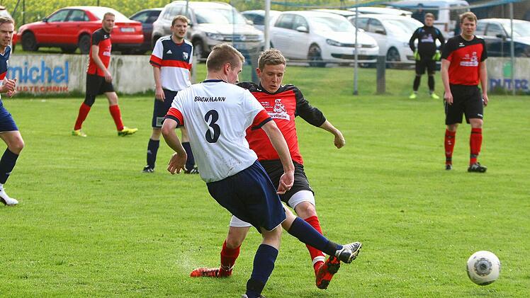 Alexander Buchmann von der SG Neuenmarkt II/Wirsberg (links) gegen Viktor Fredrich. Foto: Monika Limmer