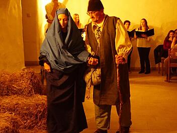 Josef (Alfons Fuß)und Maria (Alexandra Kutscher) gehen auf dem für Maria schweren Weg. Foto: Marion Eckert