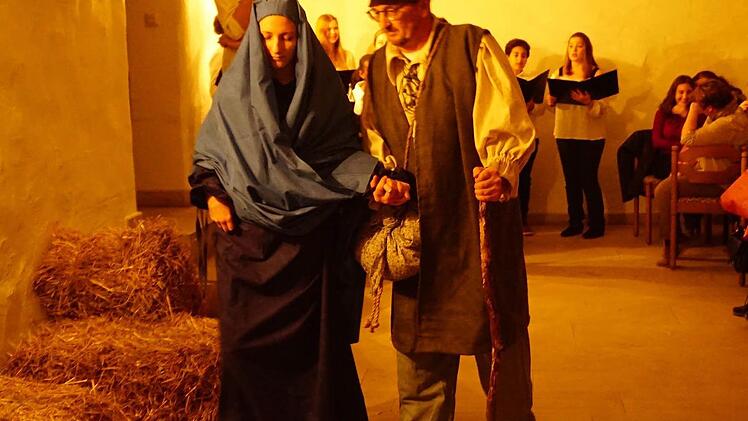 Josef (Alfons Fuß)und Maria (Alexandra Kutscher) gehen auf dem für Maria schweren Weg. Foto: Marion Eckert