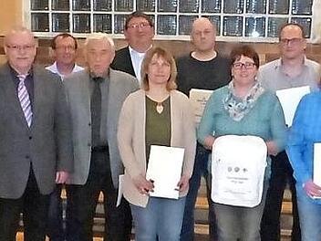 Im Bild (von links) Helmut Winkler, BLSV-Kreisvorsitzender Lothar Seyfferth, Ottmar Schmiedel, Kurt Wolfrum, Zweiter Bürgermeister Harald Peetz, Simone Linser, Werner Naefken, Ruth Lauterbach, Roland Hofmann, Sandra Müller, TSV-Vorsitzender und Bürgermeister Gerhard Schneider sowie Zweite TSV-Vorsitzende Carmen Back. Foto: Klaus-PeterWulf