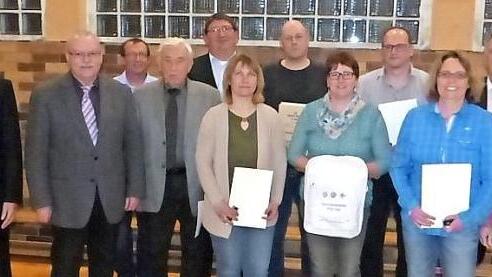 Im Bild (von links) Helmut Winkler, BLSV-Kreisvorsitzender Lothar Seyfferth, Ottmar Schmiedel, Kurt Wolfrum, Zweiter Bürgermeister Harald Peetz, Simone Linser, Werner Naefken, Ruth Lauterbach, Roland Hofmann, Sandra Müller, TSV-Vorsitzender und Bürgermeister Gerhard Schneider sowie Zweite TSV-Vorsitzende Carmen Back. Foto: Klaus-PeterWulf