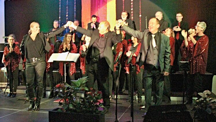 Hand in Hand nehmen Kaybee Cashmore, Bernd Schmidt und John Cashmore den Beifall der Besucher entgegen. Helmut Will