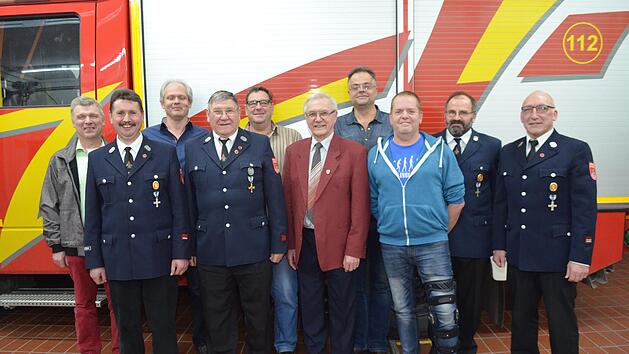 B&uuml;rgermeister Alfred G&uuml;ndling gratuliert zusammen mit dem Vorsitzenden Bernhard Sixt den langj&auml;hrigen Mitgliedern Volker Brand, Ernst Ziegler, Frank Herterich, Gisbert St&ouml;ber, Ralf Kaufmann, Udo G&ouml;&szlig;mann-Schmitt, Rainer Sixt und Hubert Simon.  Andreas Lomb