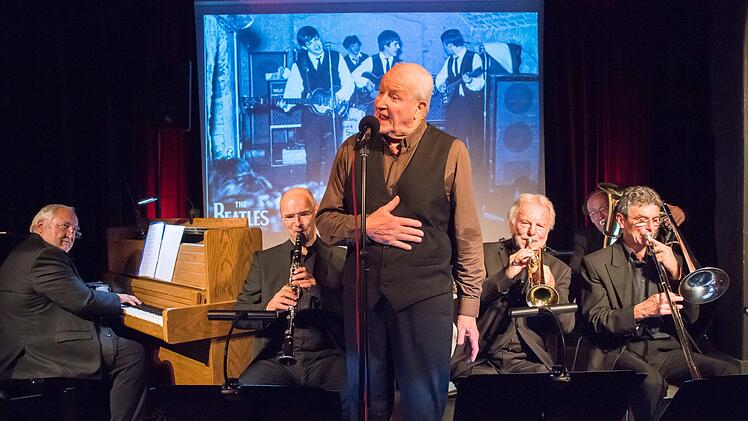 Heye Villechner, Gründer und Manager der Jazzband "Heye's Society" (stehend), begeisterte mit einem Lied, das er schon 1962 zusammen mit den Beatles auf einer Bühne im Star-Club" in Hamburg gesungen hatte: "Ain't she sweet".