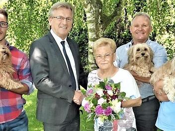 Bürgermeister Rainer Detsch gratulierte Hedwig Baierlein - genauso wie (von links) Enkel Alexander, Sohn Bernd und Schwiegertochter Elisabeth sowie ihre Hunde. Foto: Gerd Fleischmann