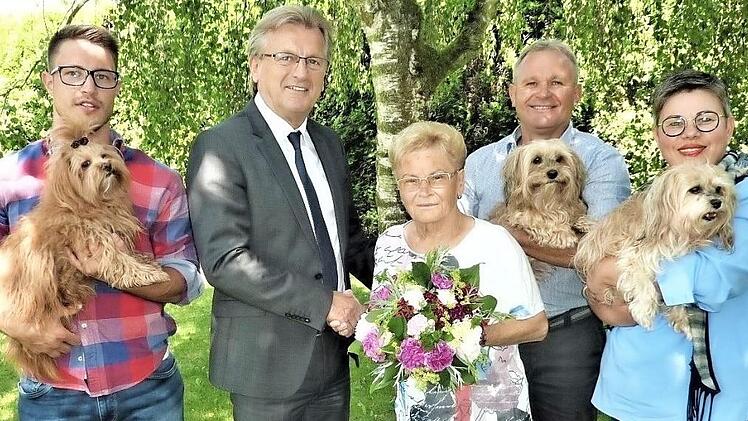 Bürgermeister Rainer Detsch gratulierte Hedwig Baierlein - genauso wie (von links) Enkel Alexander, Sohn Bernd und Schwiegertochter Elisabeth sowie ihre Hunde. Foto: Gerd Fleischmann