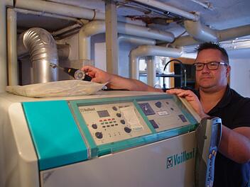 Michael Brand rät, beim Ofeneinbau erst Rücksprache zu halten, ehe es ein böses Erwachen gibt. Foto: Marco Meißner