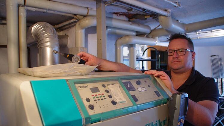 Michael Brand rät, beim Ofeneinbau erst Rücksprache zu halten, ehe es ein böses Erwachen gibt. Foto: Marco Meißner
