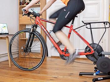 Eine g&uuml;nstigere Alternative zu teuren Cardiobikes sind Rollentrainer f&uuml;r das Fahrrad.  Foto: Florian Schuh/dpa