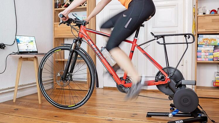 Eine g&uuml;nstigere Alternative zu teuren Cardiobikes sind Rollentrainer f&uuml;r das Fahrrad.  Foto: Florian Schuh/dpa