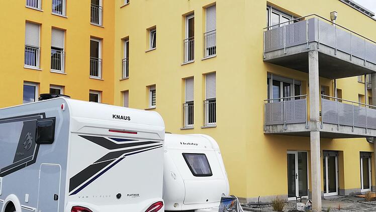 Heutige Rentner sind mobil: Sogar fünf Wohnmobilstellplätze gehören zur Wohnanlage. Foto: Sigismund von Dobschütz