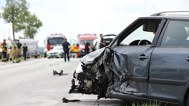 Seitlicher Frontalzusammensto&szlig; zwischen zwei Autos