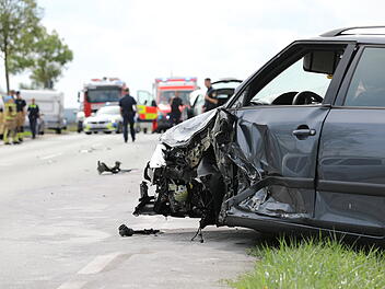 Seitlicher Frontalzusammenstoß zwischen zwei Autos
