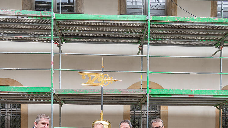 Bamberg: Schloss Geyerswörth erhält goldene Turmspitze