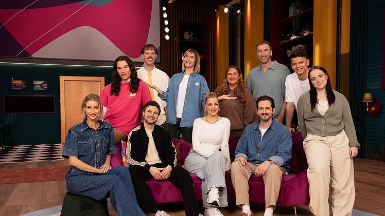 K&ouml;nnen sie sich das Lachen verkneifen? Vorne von links: Alina Bock, Phil Laude, Laura Larsson, Marti Fischer und Maria Ziffy. Hinten: Helge Mark, Adrian Vogt alias Aditotoro, Host Hazel Brugger, Selfiesandra, Torge Oelrich aka freshtorge und Paul "Paulomuc" Luca Fischer.