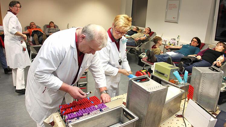 Beim Blutspenden ist der BRK-Kreisverband seit 31 Jahren in Folge Spitzenreiter in Bayern. Das ist der spendenfreudigen Bevölkerung zu verdanken, aber auch vielen ehrenamtlichen Helfern.