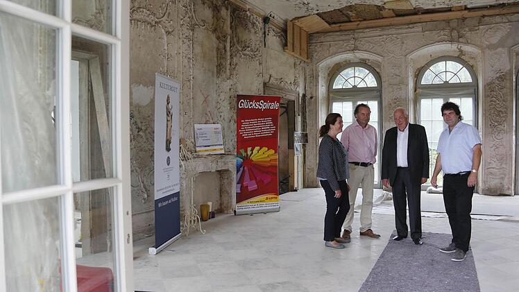 Im Festsaal sind die rekonstruierten Fenster und der Steinboden fertig. Als nächste sind die Stukkateure gefordert.