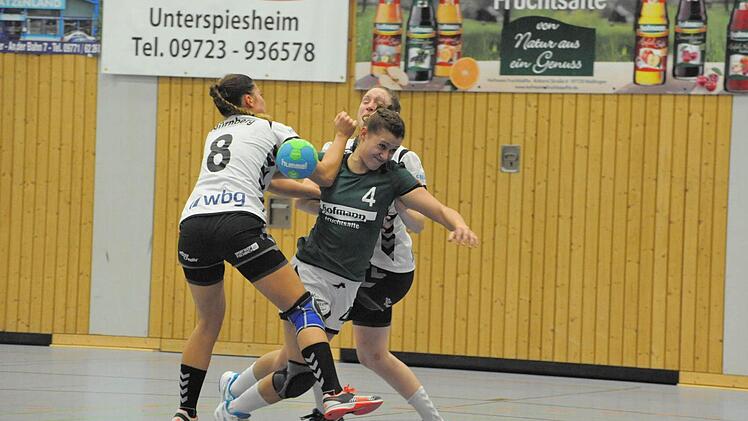 Szene aus dem Spiel der SG Garitz/Nüdlingen (grüne Trikots) gegen den 1. FC Nürnberg). Foto: Hopf