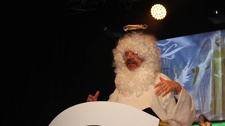 Er berichtete über seinen Berufsalltag: Petrus (alias Pater Haagen)  Foto: Veronika Schadeck