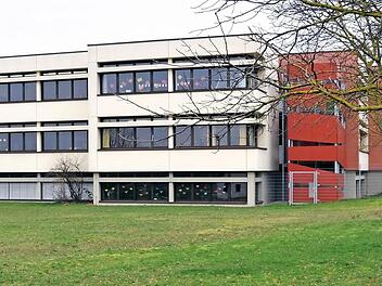 Die Buttenheimer Deichselbachschule aus dem Jahr 1971 hat neben der Kläranlage den höchsten Energiebedarf bei den gemeindlichen Immobilien.  Foto: Andrea Spörlein