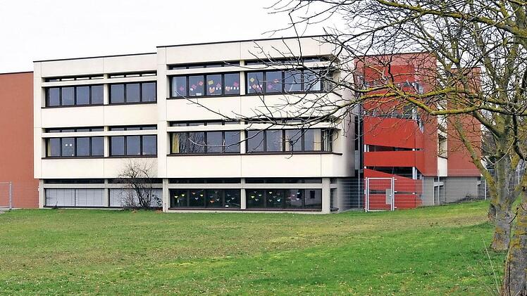 Die Buttenheimer Deichselbachschule aus dem Jahr 1971 hat neben der Kläranlage den höchsten Energiebedarf bei den gemeindlichen Immobilien.  Foto: Andrea Spörlein