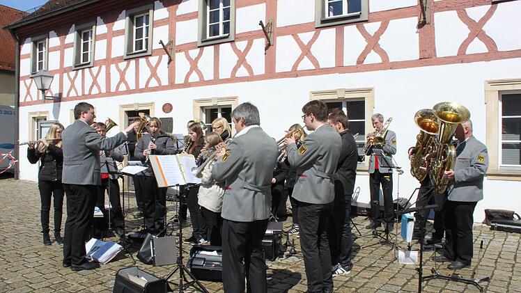 Die Blaskapelle Hohenpölz spielte vor dem Rathaus auf Foto: Carmen Schwind