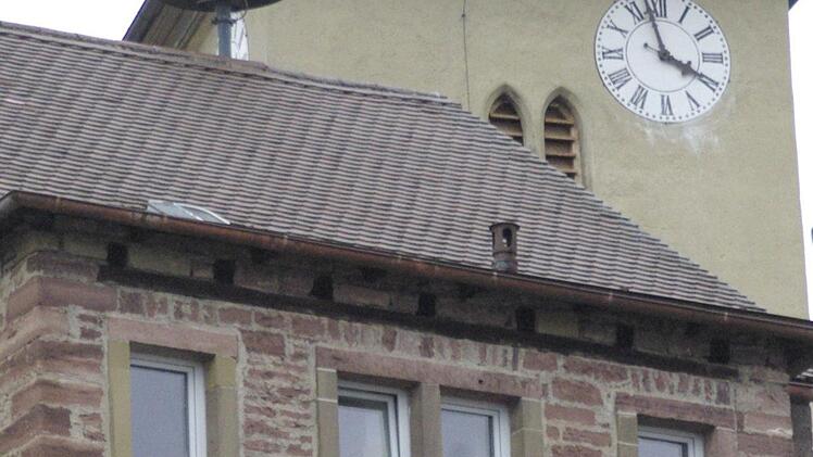 Die Alte Schule in Elfershausen braucht aktuellen Brandschutz in zwei Etagen und im Treppenhaus, soll sie zum "Haus der Vereine" umgebaut werden.  Foto: Winfried Ehling