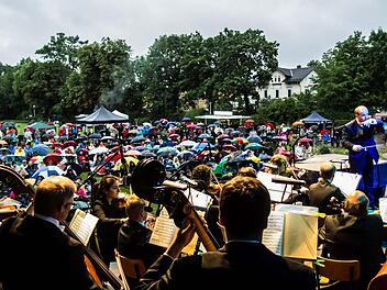 Trotz widriger Wetterverhältnisse begeisterte das Philharmonische Orchester des Landestheaters unter Roland Kluttigs Leitung beim Klassik-Open-Air. Foto: Jochen Berger