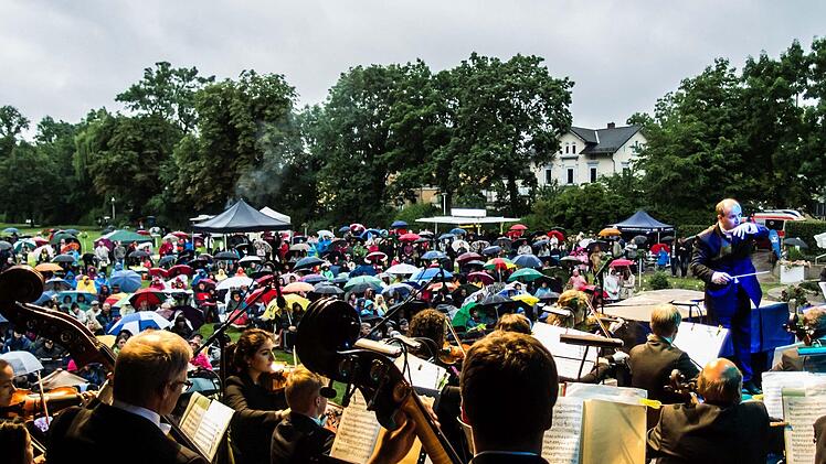 Trotz widriger Wetterverhältnisse begeisterte das Philharmonische Orchester des Landestheaters unter Roland Kluttigs Leitung beim Klassik-Open-Air. Foto: Jochen Berger