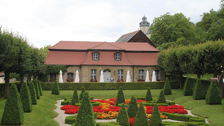 Im Küchenbau befindet sich heute ein Café. Im Hintergrund ist Burg Zwernitz zu sehen.
