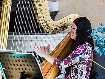Zauberhafte Harfenklänge: Melanie Alban beim "Concert for Kids" im Coburger Landestheater.Foto: Jochen Berger