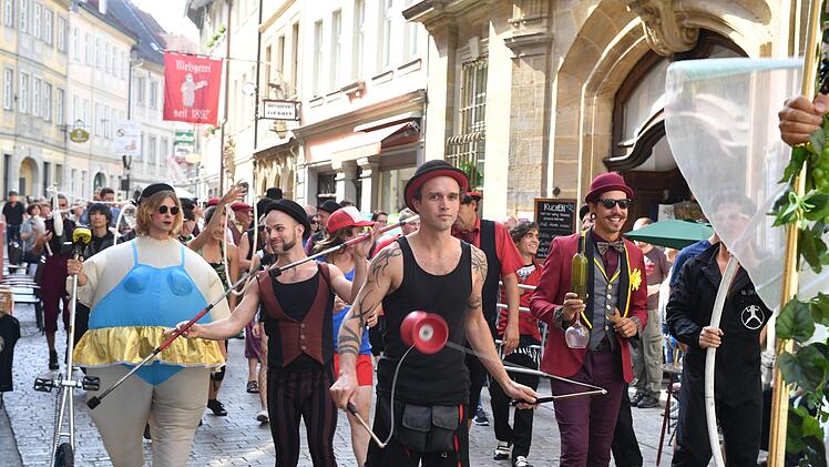 Künstlerparade zur Eröffnung der 20. Auflage von "Bamberg zaubert" am 13. Juli 2018. Foto: Ronald Rinklef